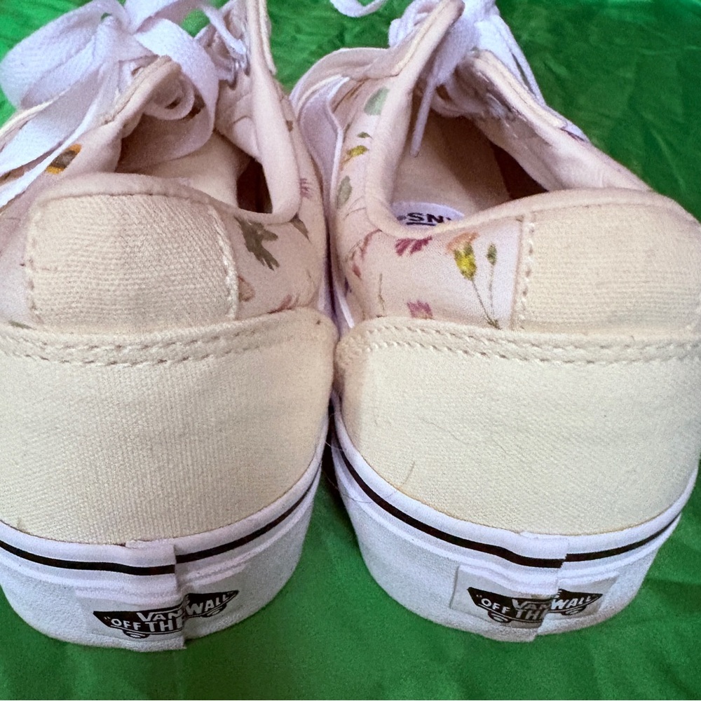 Vans Cream Low-Top Sneakers with Floral Accents - Picture 2 of 9